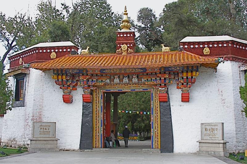 046 Entrance to Norbulingka.jpg